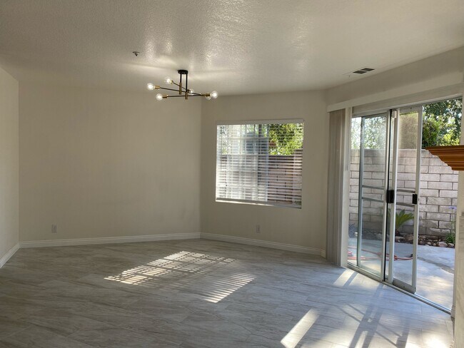 Dining Room - 915 W Arrow Hwy