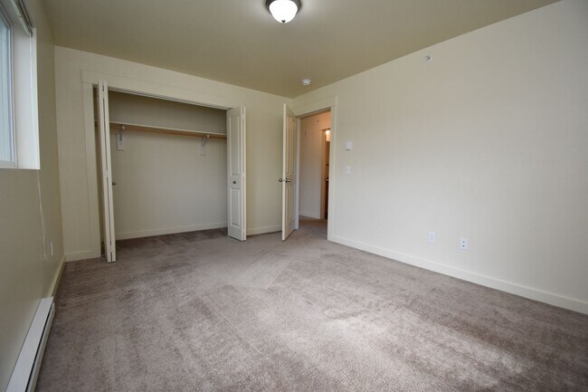 Building Photo - Centrally Located Second Floor 2b w/ Priva...