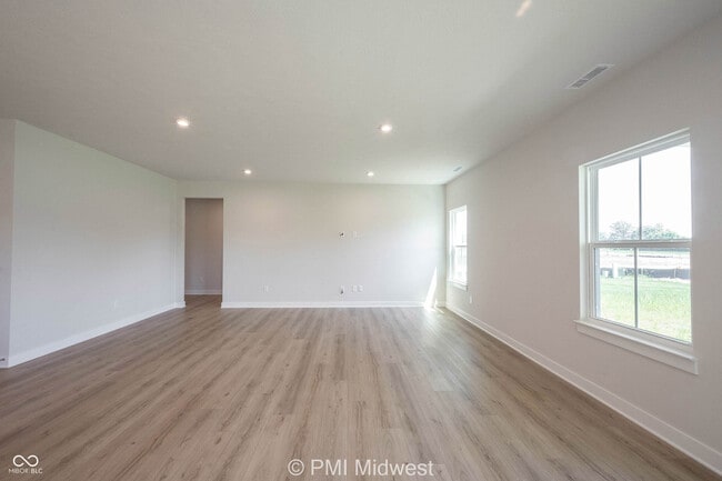 Building Photo - 581 Roosevelt St