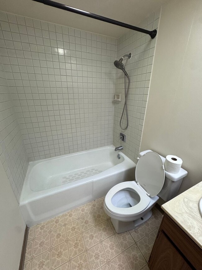 Building Photo - 2 Bed, 2 Bath with reserved, covered parking. Washer/Dryer in unit -Country Club Plaza in Salt Lake