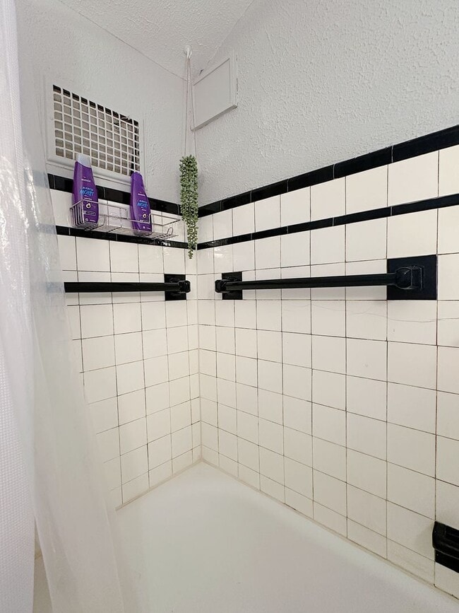 Building Photo - Charming Furnished 3BR/2BA Duplex in Histo...