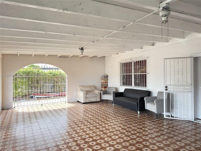 Building Photo - 343 W 42nd St