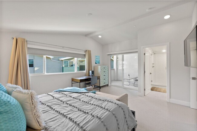 Building Photo - Available February! Upscale Carlsbad Townhome - 2 Blocks to the beach