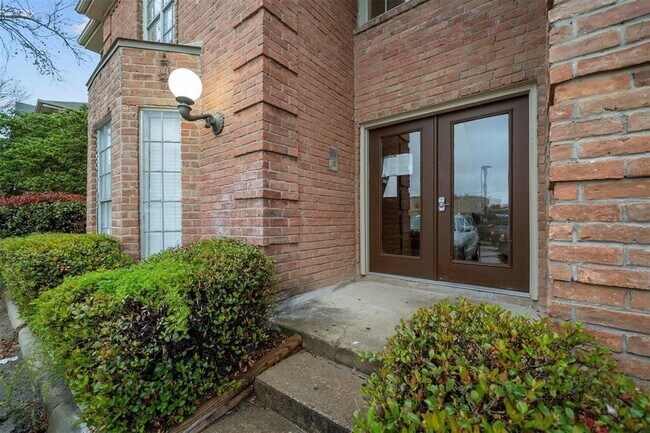 Building Photo - 12100 Overbrook Ln