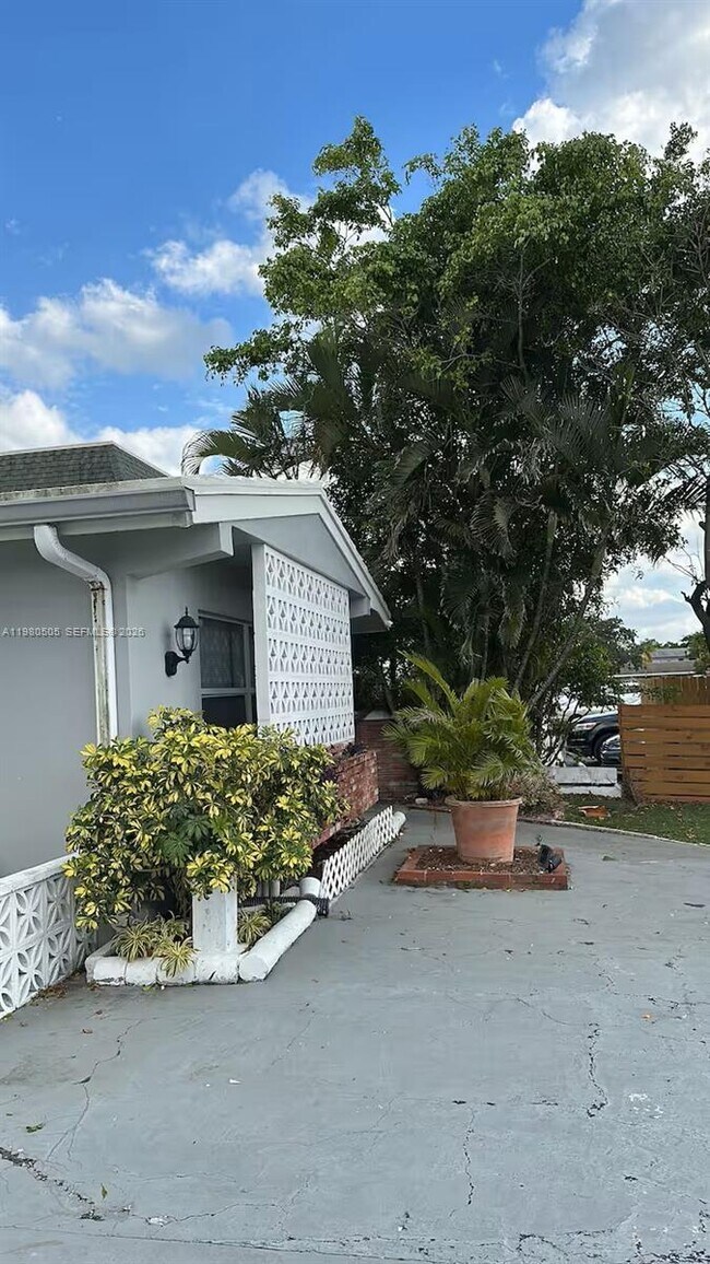 Building Photo - 1120 NE 24th Ave