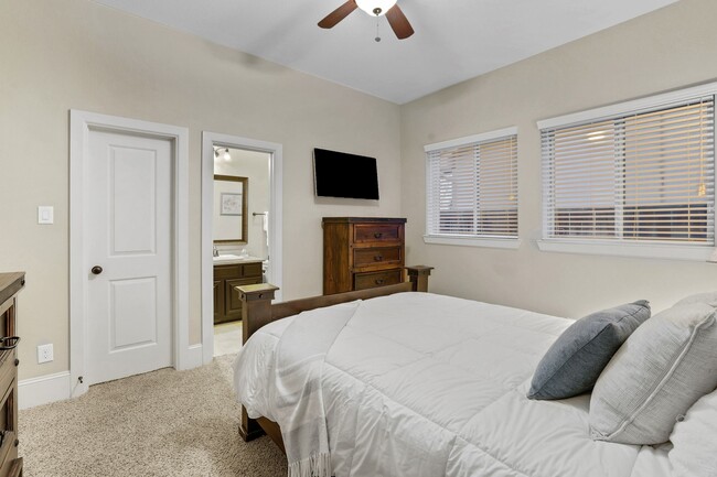Building Photo - 10423 Hatcher Dr