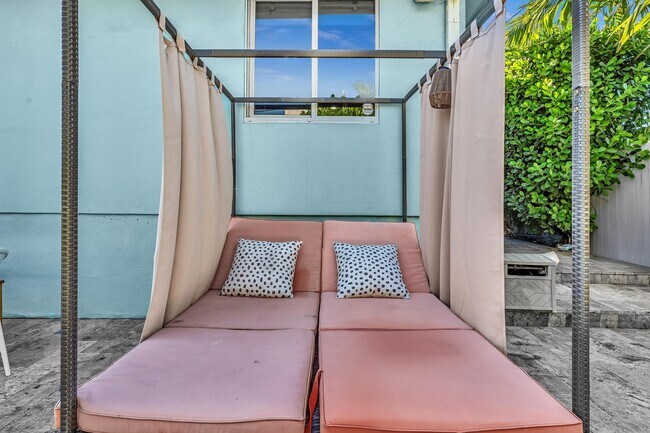 Building Photo - 3450 NE 19th Ave