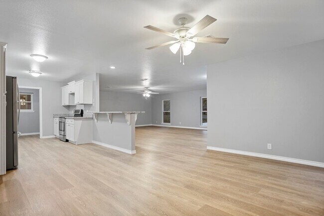 Building Photo - 1347 E Palm Dr