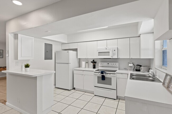 Building Photo - 1761 NE 55th St