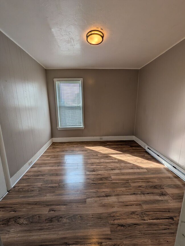 Building Photo - 630 Main St