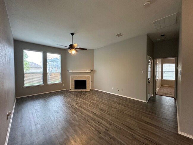 Building Photo - Gorgeous 4 bedroom with tons of Family space!