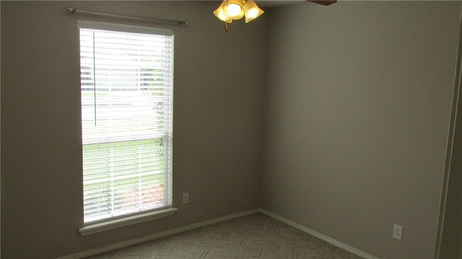 Building Photo - 1902 SW Spruce Rd