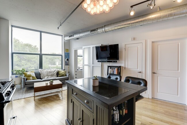 Building Photo - 2 bedroom 2 bath condo in Adams Morgan