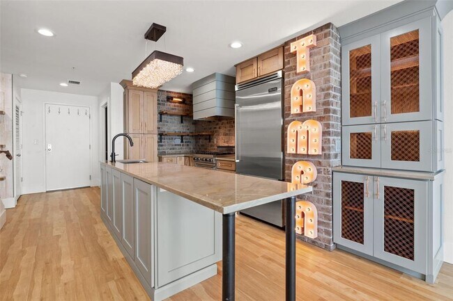 Building Photo - 1208 E Kennedy Blvd