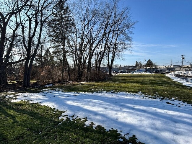 Building Photo - 1289 Creek St