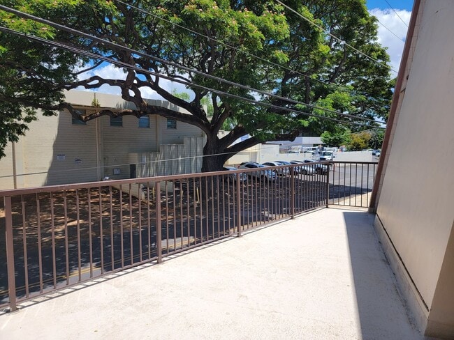Building Photo - Parking, Large Lanai, Desirable location (RRLLC)