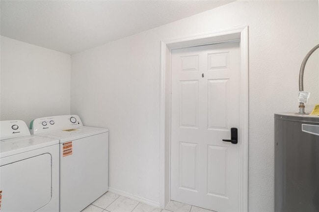 Building Photo - 211 Duxbury Ave