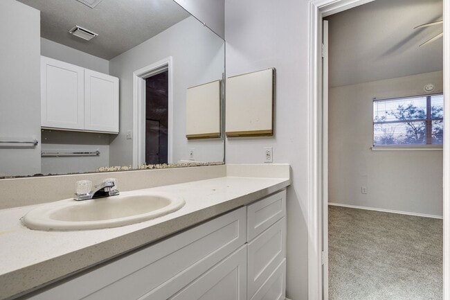 Building Photo - Uptown Townhome - 2BD / 2.5BA - Near Downt...