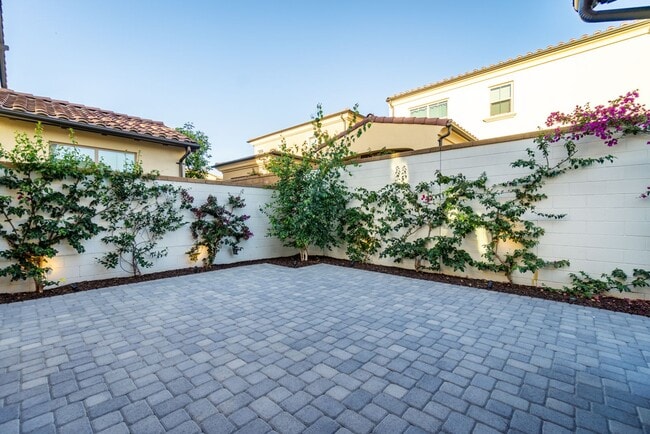 Building Photo - Thoughtfully Renovated 3 Bed, 2.5 Bath Sin...