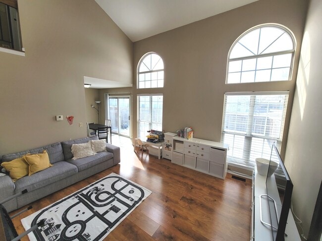 Building Photo - 615 Newbury Ln