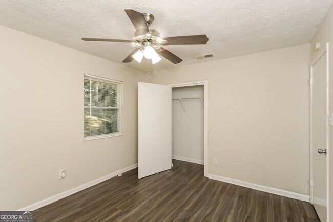Building Photo - 599 Plainville Dr SW