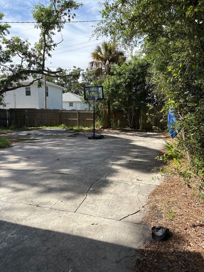 Building Photo - Large 4 bedroom 1 Bath House for rent