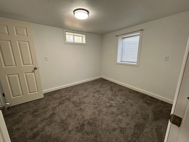 Building Photo - 3 Bedroom 1 Bath Beautiful House with Fenced Yard & Garage