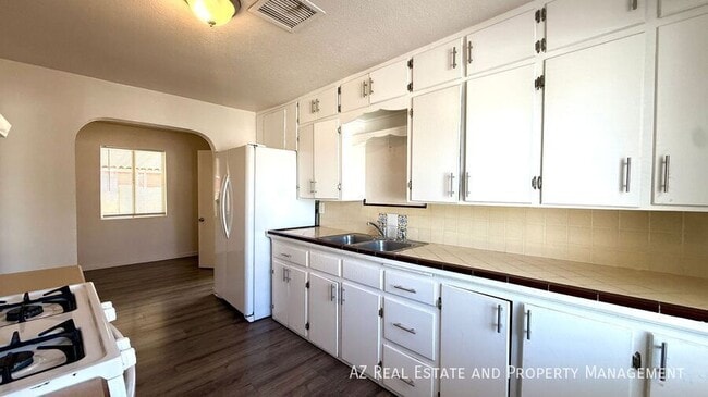 Building Photo - 5547 W Gardenia Ave