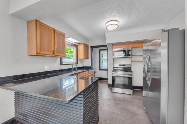 Building Photo - 3186 E 137th St