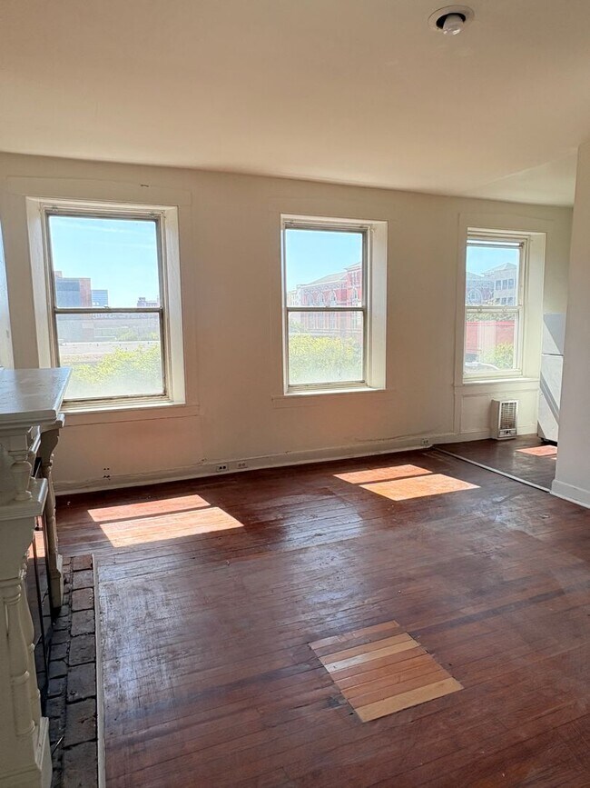 Interior Photo - 214 W Monument Street