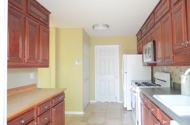Building Photo - 389 Bloomfield Ct