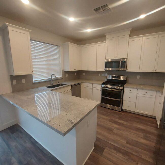 Building Photo - Newer Lennar built 4 Bedroom, 3 full bath ...