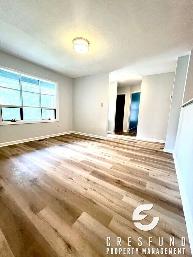 Building Photo - RECENTLY RENOVATED 3 BEDROOM - Ready for M...