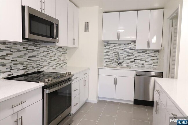 Building Photo - 1600 Center St