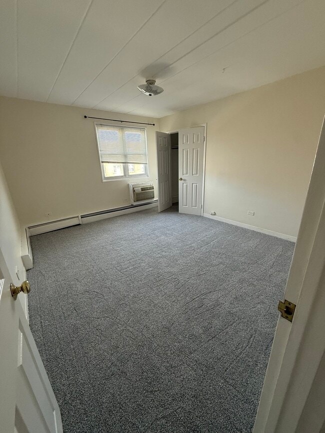 Building Photo - 2025 W Granville Ave