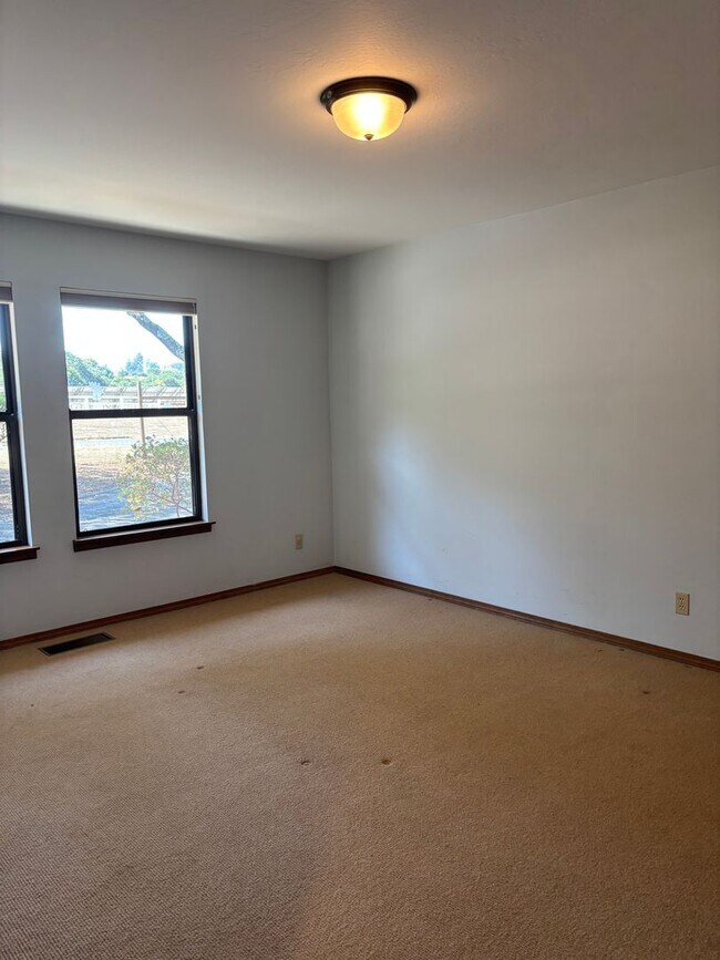 Building Photo - 6 Acres; 3 bedroom 2 bath plus bonus room ...