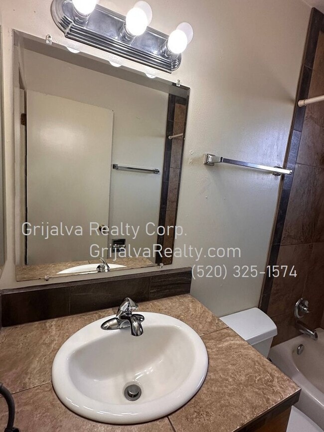 Building Photo - 3256 E Blacklidge Dr
