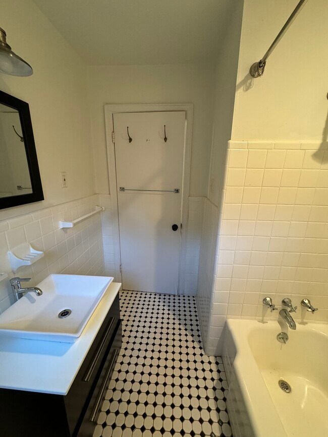 Building Photo - 3494 Maryvale Dr