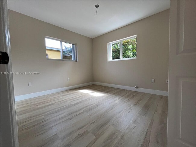 Building Photo - 550 NE 174th St