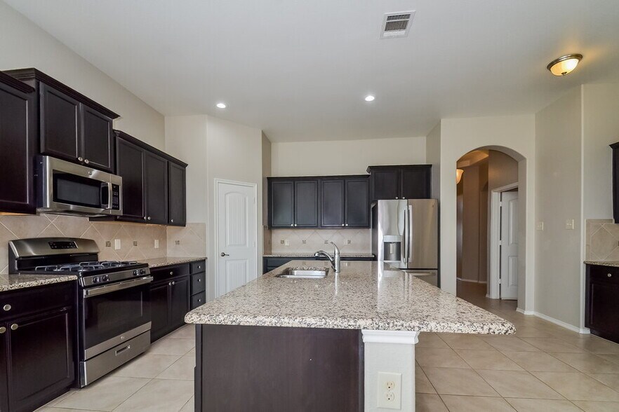 Building Photo - 1805 Lake Pine Dr