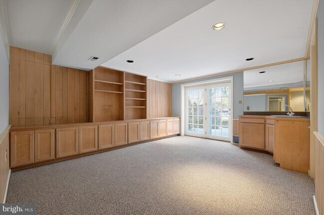 Building Photo - 8815 Surrey Ct