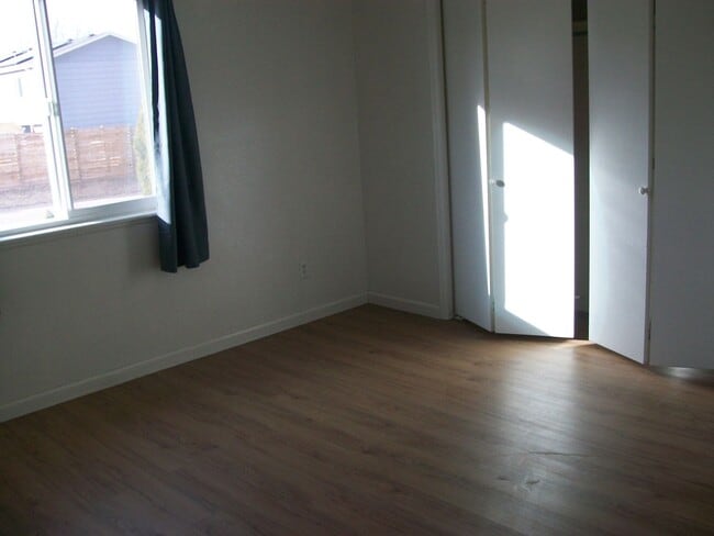 Building Photo - 4448 Lake Mead Dr