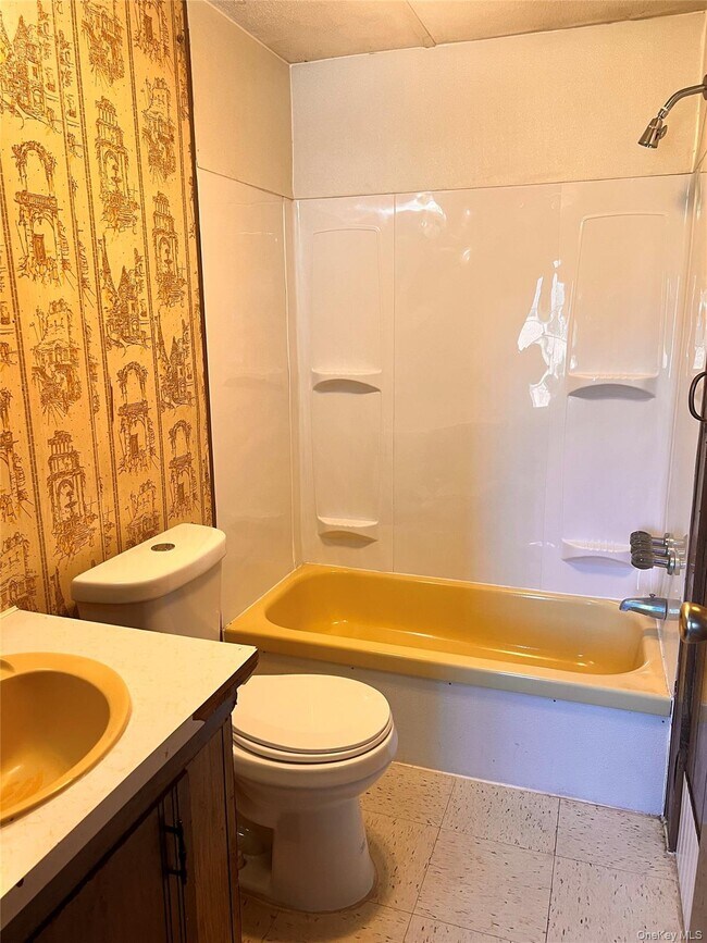 Building Photo - 373 Bruyn Turnpike