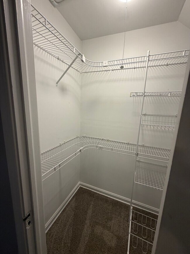 Building Photo - Charming 3-Bedroom Home in Cuyahoga Falls with Flexible Living Space & Fenced Yard!