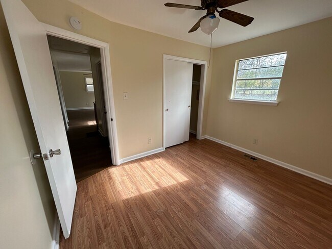 Building Photo - Central air and Heat