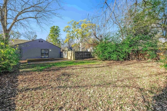 Building Photo - 672 Watson St