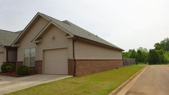 Building Photo - Great Location. Minutes to Amazon, MTM and...