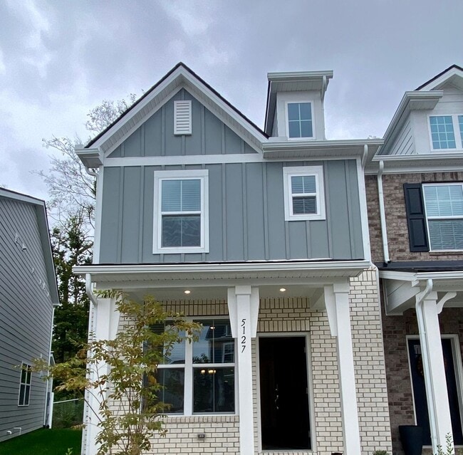 Primary Photo - Brand New End Unit in Tulip Hills