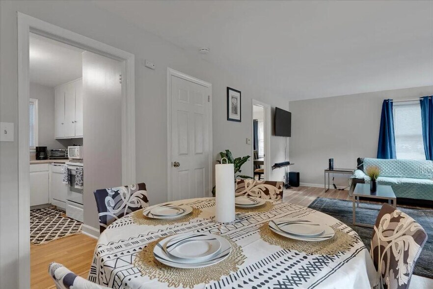 Building Photo - 803 W Markham Ave