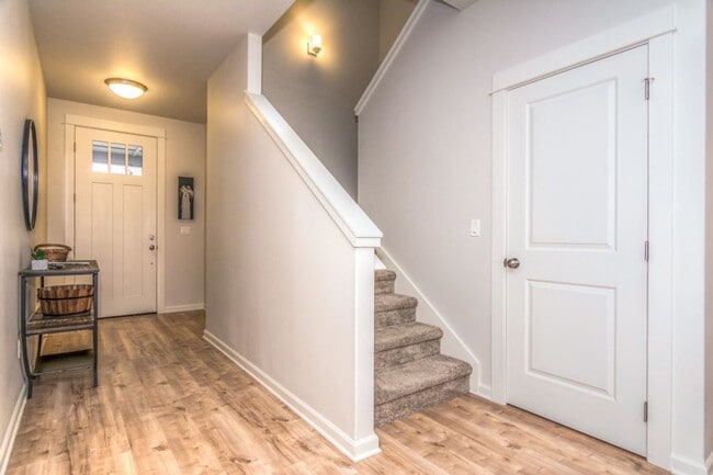 Building Photo - Spacious 3 Bedroom Home, Great Southeast B...